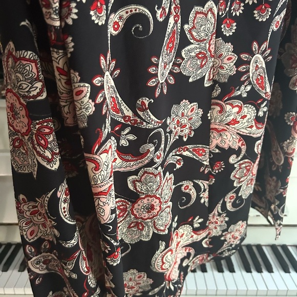 Faith and Joy Black and Red Floral Key Hole Blouse L - Picture 11 of 16